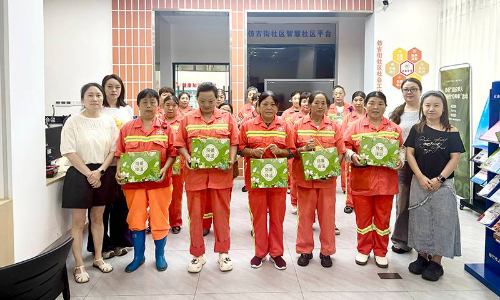 剑南街道仿古街社区慰问新就业形态劳动者