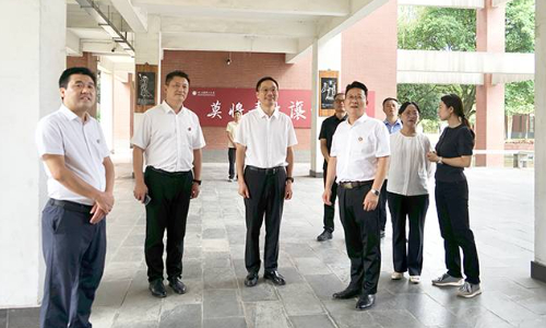 市四大班子领导开展教师节慰问活动